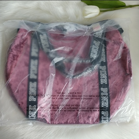 ❌🌺PINK VICTORIA'S SECRET DUFFLE .nwt - Picture 3 of 4
